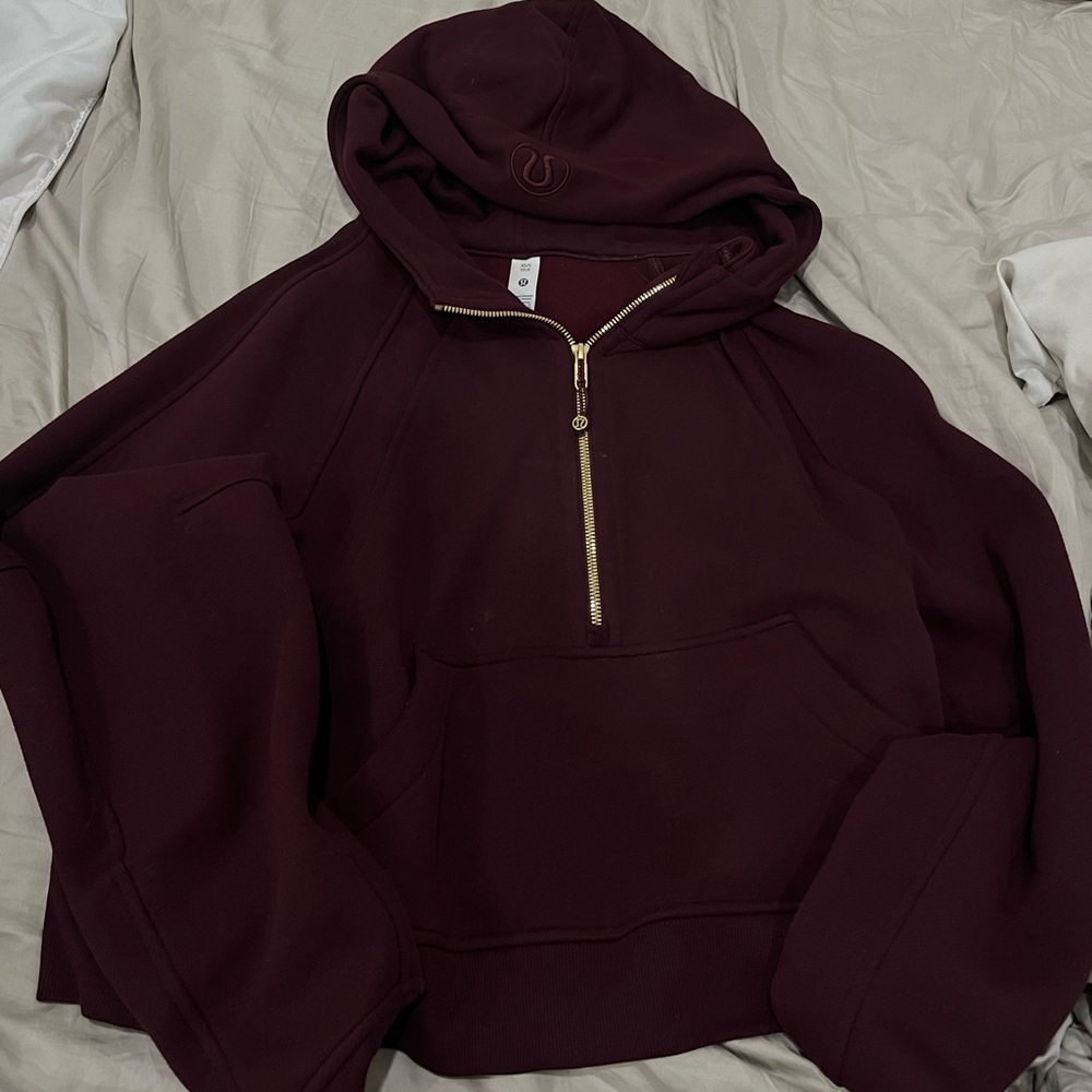 Lululemon cropped Scuba maroon gold zip